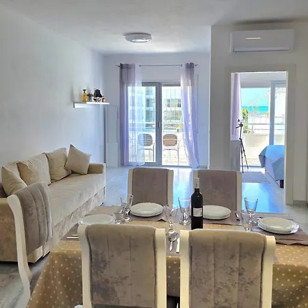 In 070 - Happy Lägenhet Golem (Tirana)